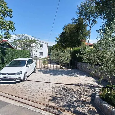 Apartment Brzac شقة