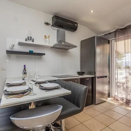 Apartment Brzac شقة *