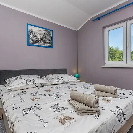 Apartment Brzac شقة